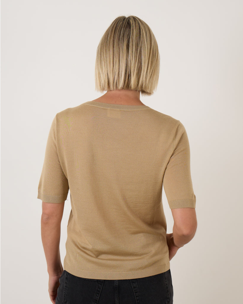 Closed Pull Ronde Hals Korte Mouwen Camel
