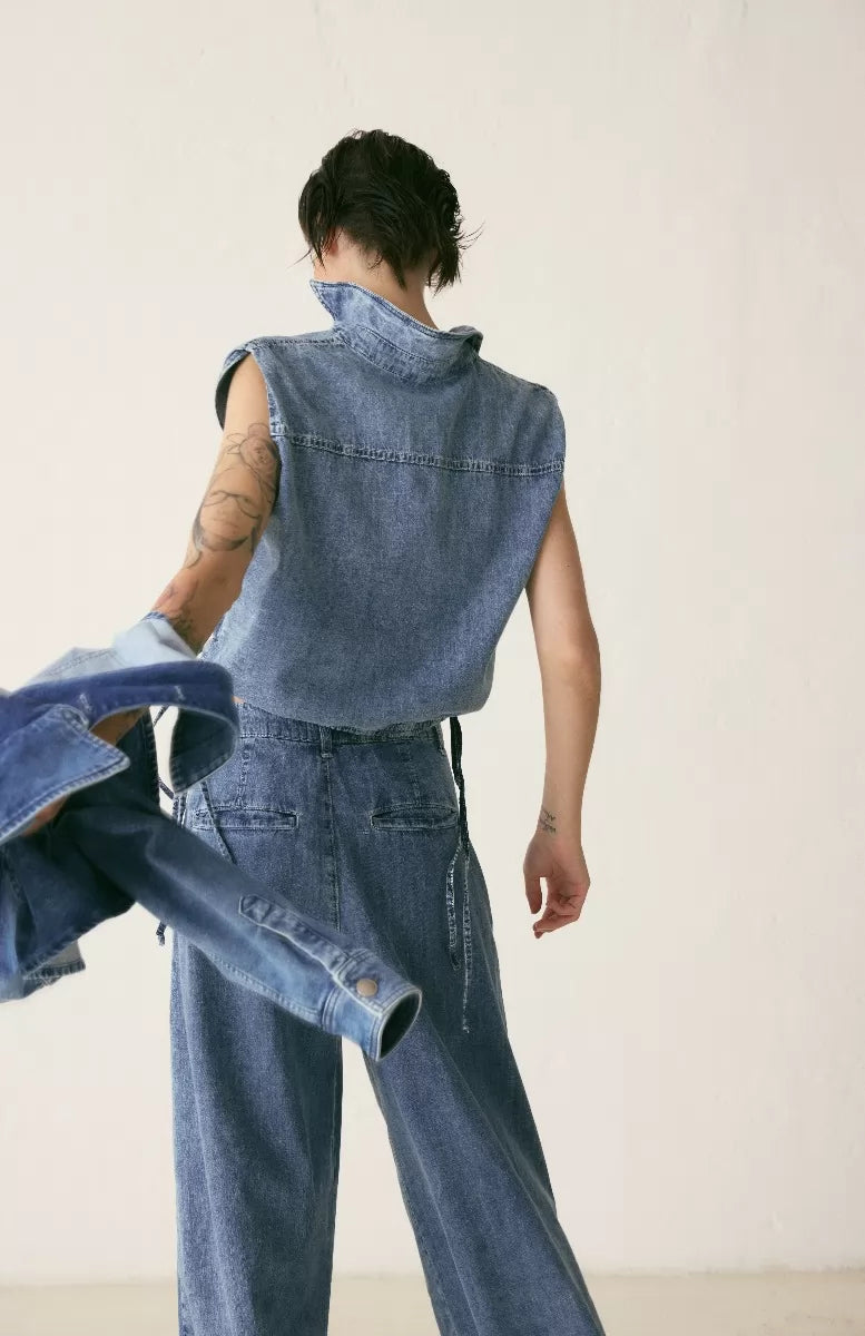19.70 Top Mouwloos in licht gewassen denim