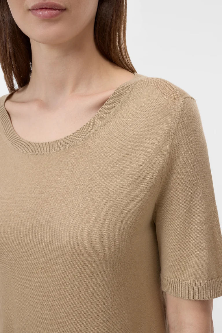 Closed Pull Ronde Hals Korte Mouwen Camel