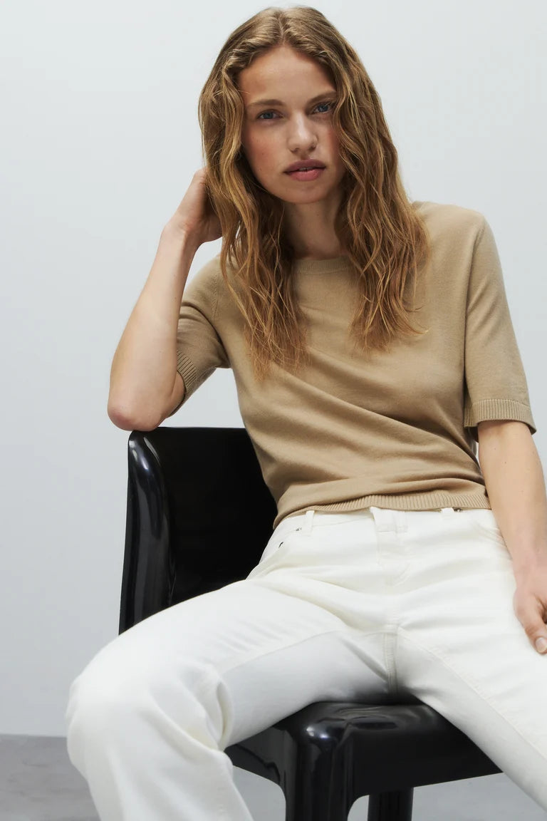 Closed Pull Ronde Hals Korte Mouwen Camel