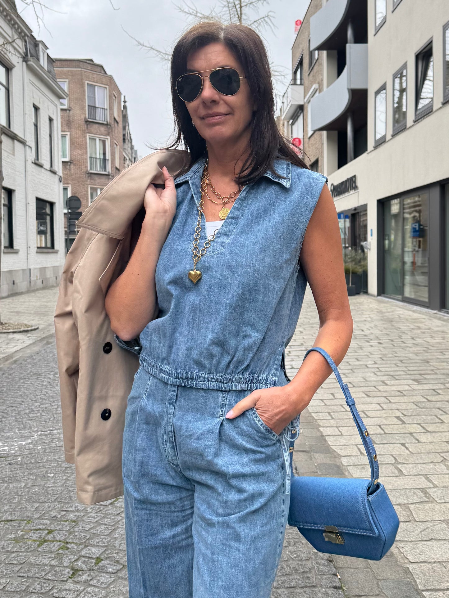 19.70 Top Mouwloos in licht gewassen denim