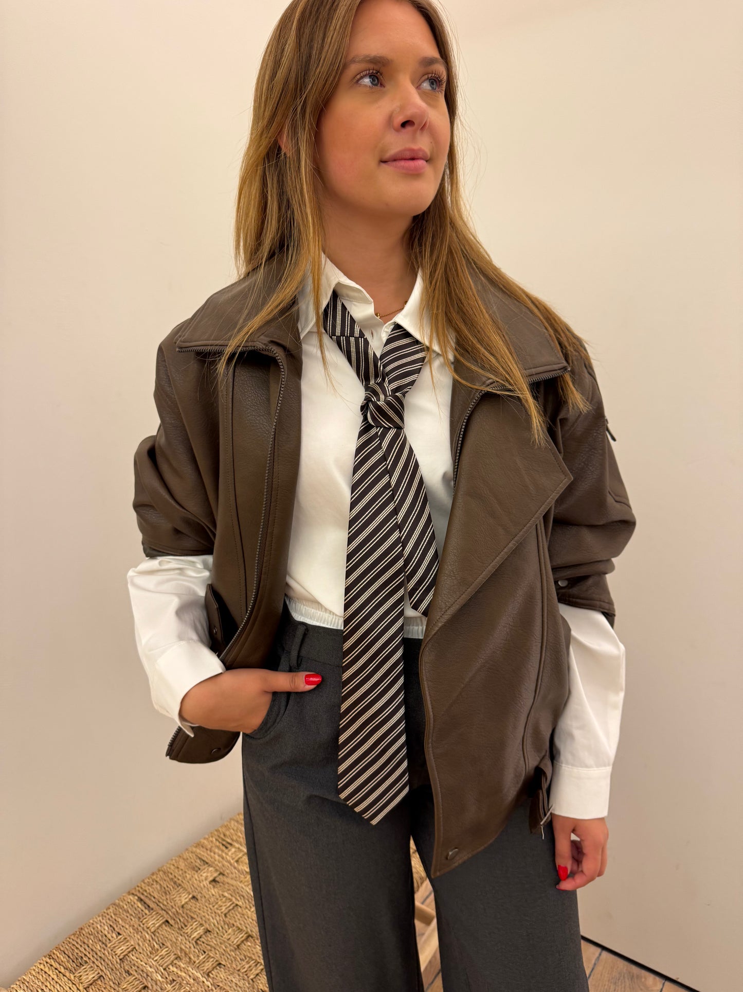 Eleh Jas met Riem Grigio Fango