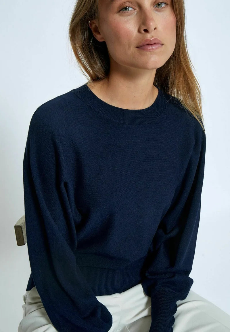 Minus Pull Dana Bat Sleeve Knit Black Iris Solid (donker blauw)