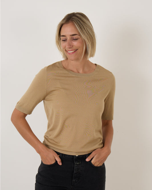 Closed Pull Ronde Hals Korte Mouwen Camel