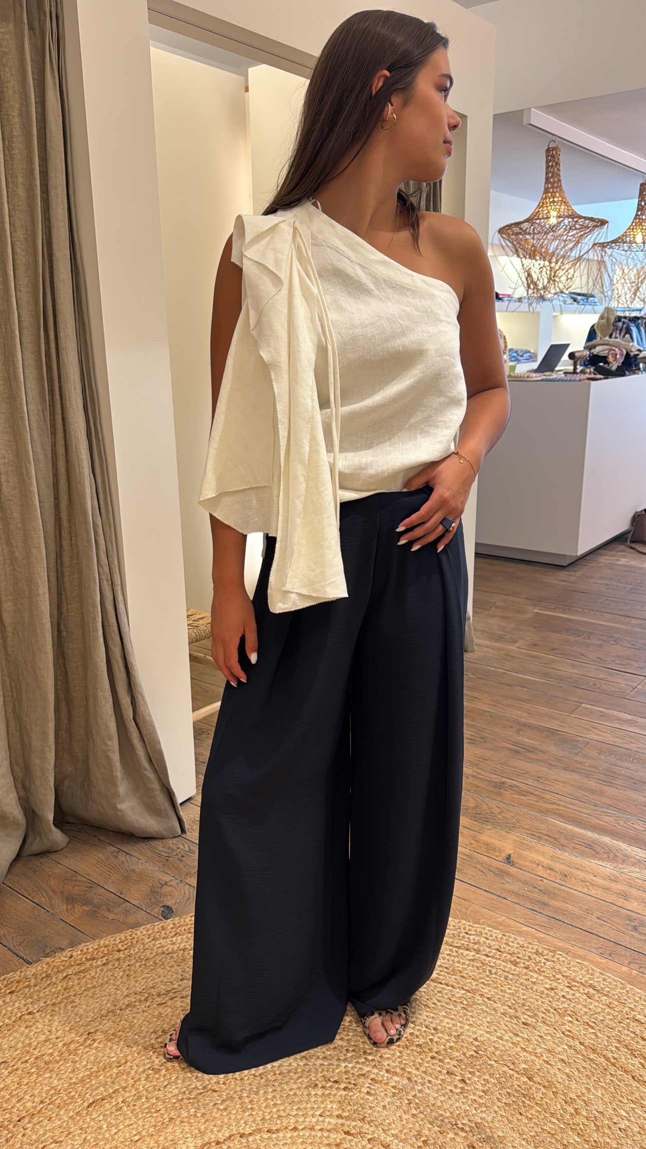 OUTLET Eleh Top Assymetrisch met Bloem