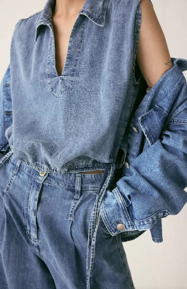 19.70 Top Mouwloos in licht gewassen denim