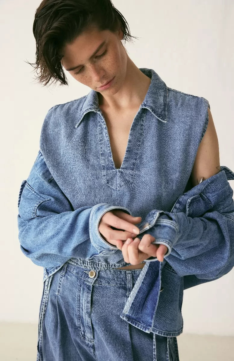 19.70 Top Mouwloos in licht gewassen denim