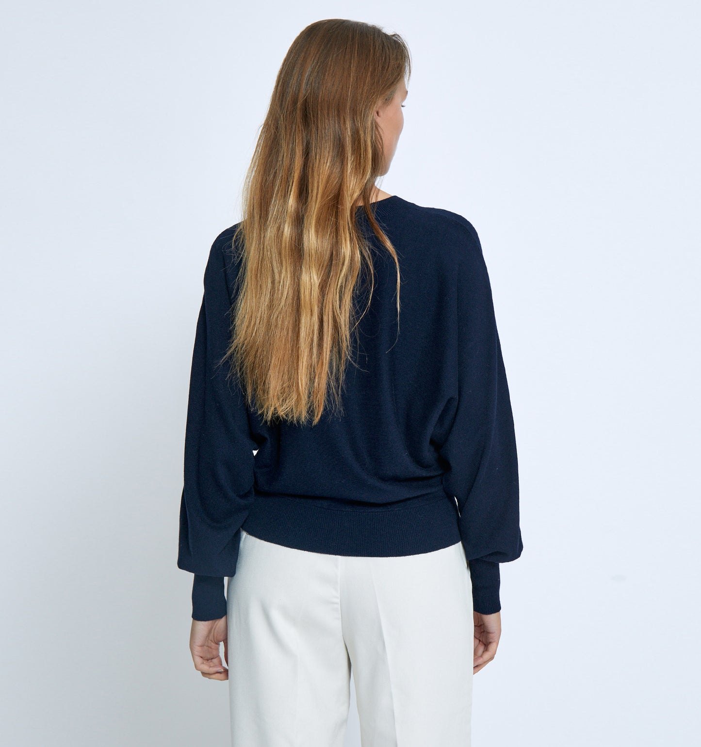 Minus Pull Dana Bat Sleeve Knit Black Iris Solid (donker blauw)