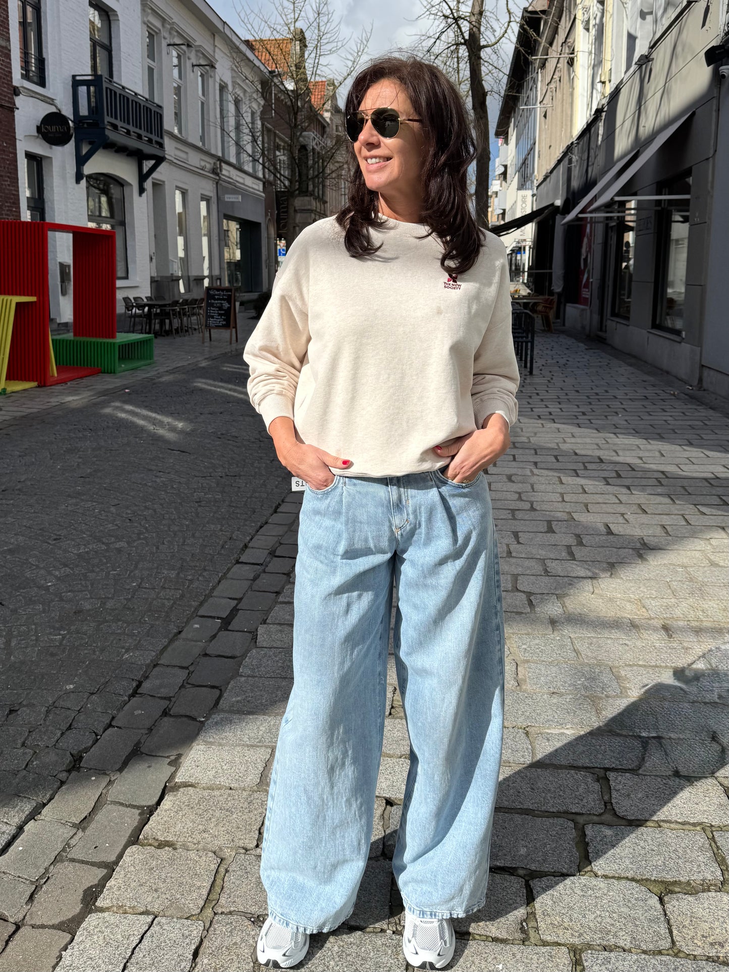 The New Society Sweater met Logo Sand Vigore