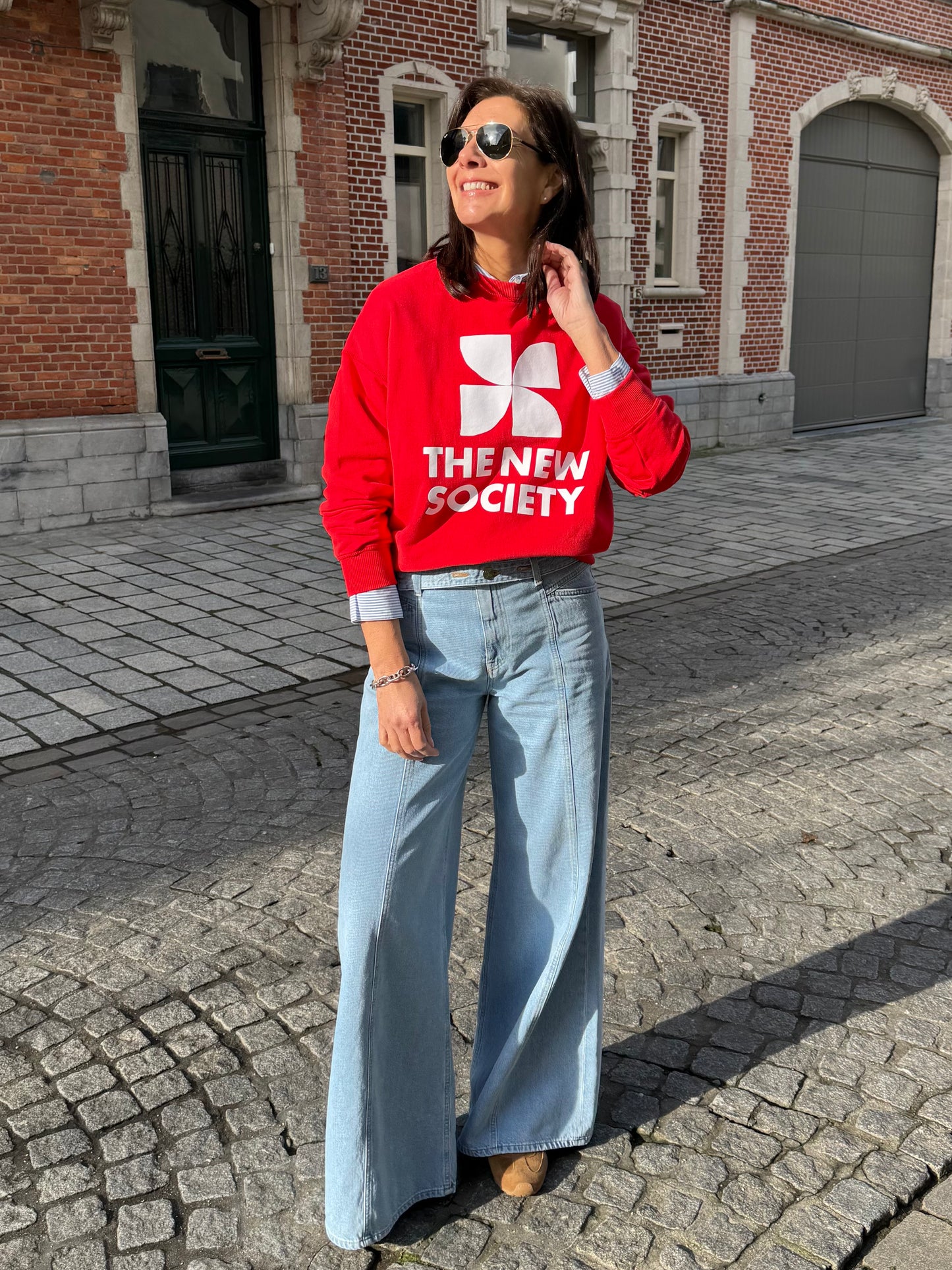 The New Society Sweater met Logo Tulip Red
