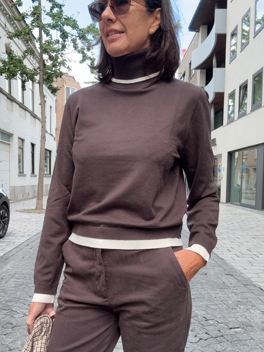 19.70 Rolkraag Bruin / Boord Wit