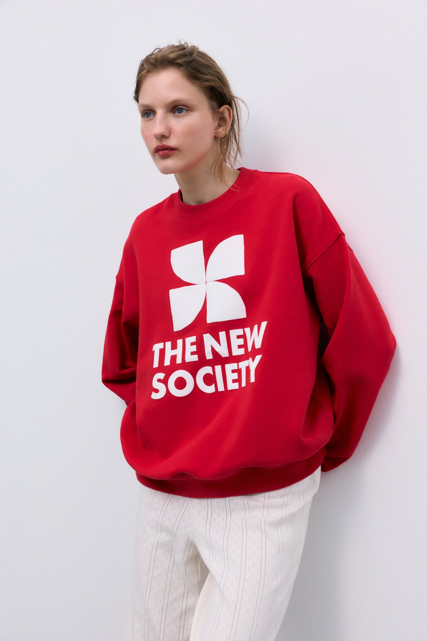 The New Society Sweater met Logo Tulip Red