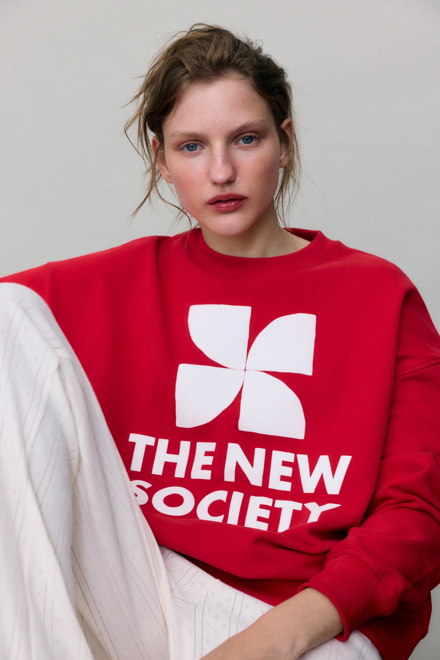 The New Society Sweater met Logo Tulip Red