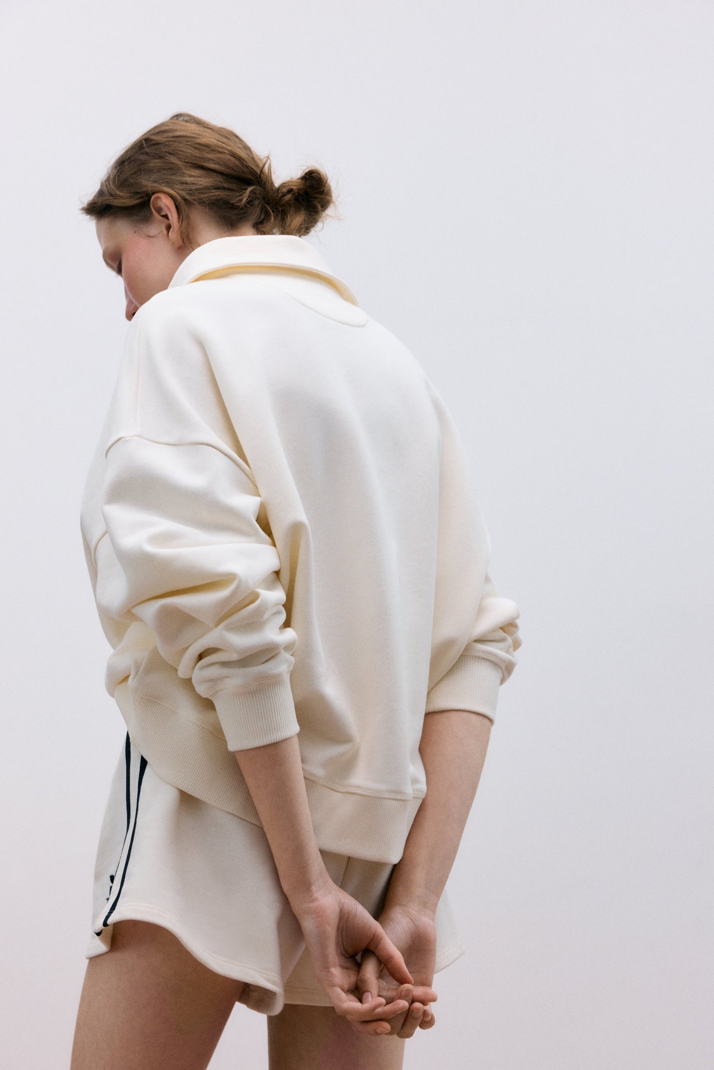 The New Society Short met Logo Ecru