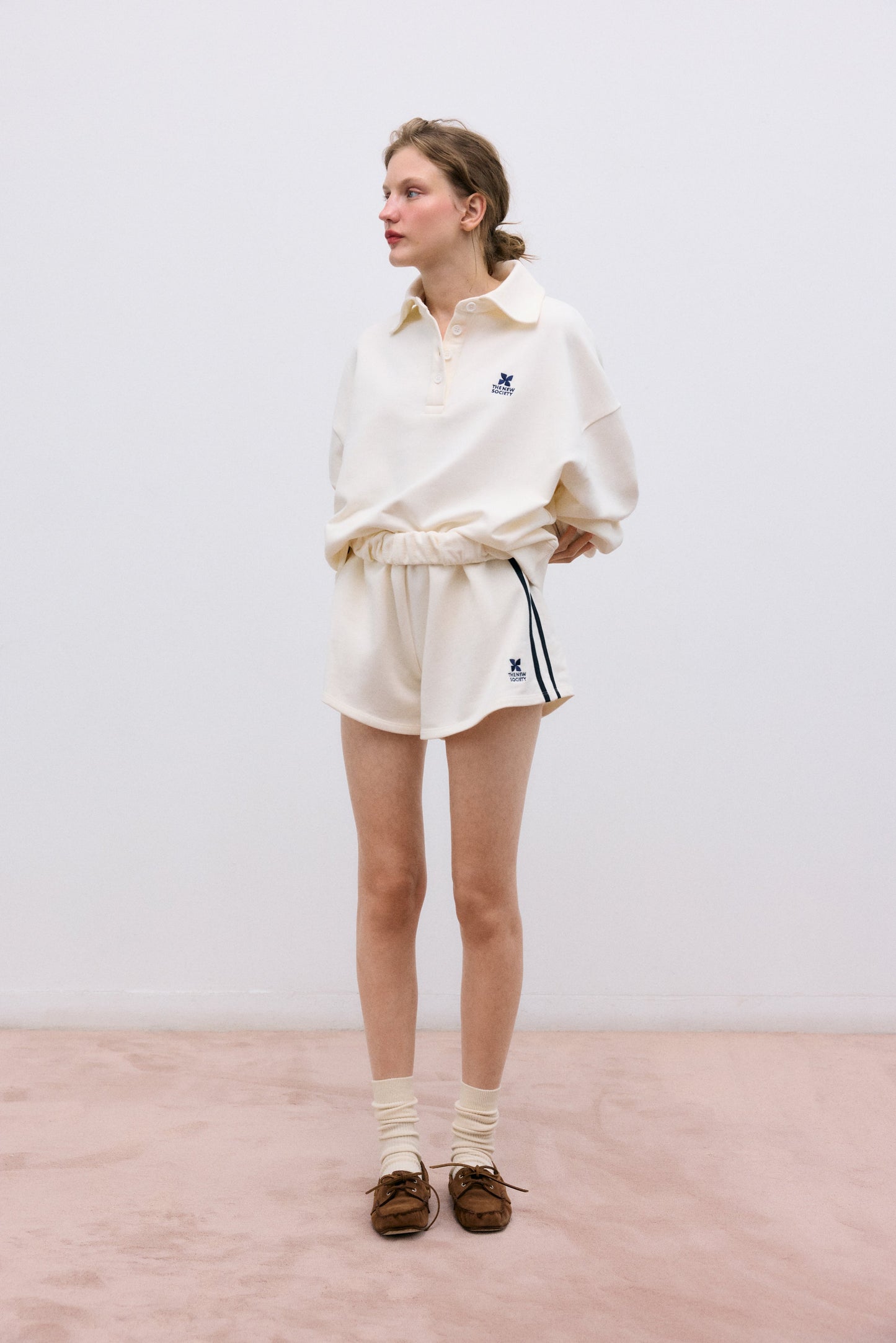 The New Society Short met Logo Ecru