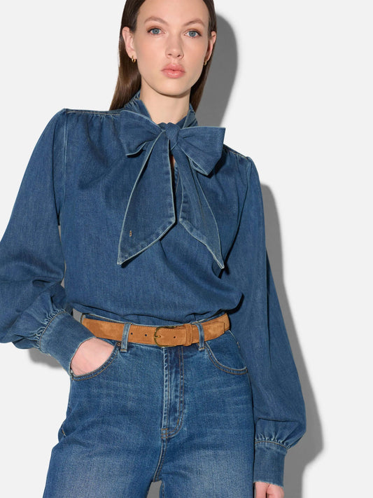Janice Bloes met Strik Kilian Blue