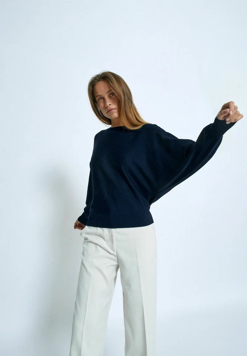 Minus Pull Dana Bat Sleeve Knit Black Iris Solid (donker blauw)